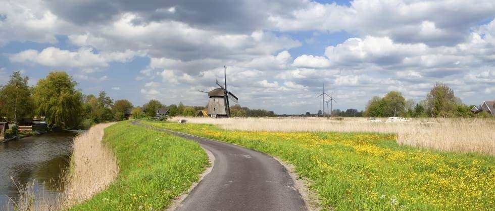 Fietsen langs de dijk bij Alkmaar